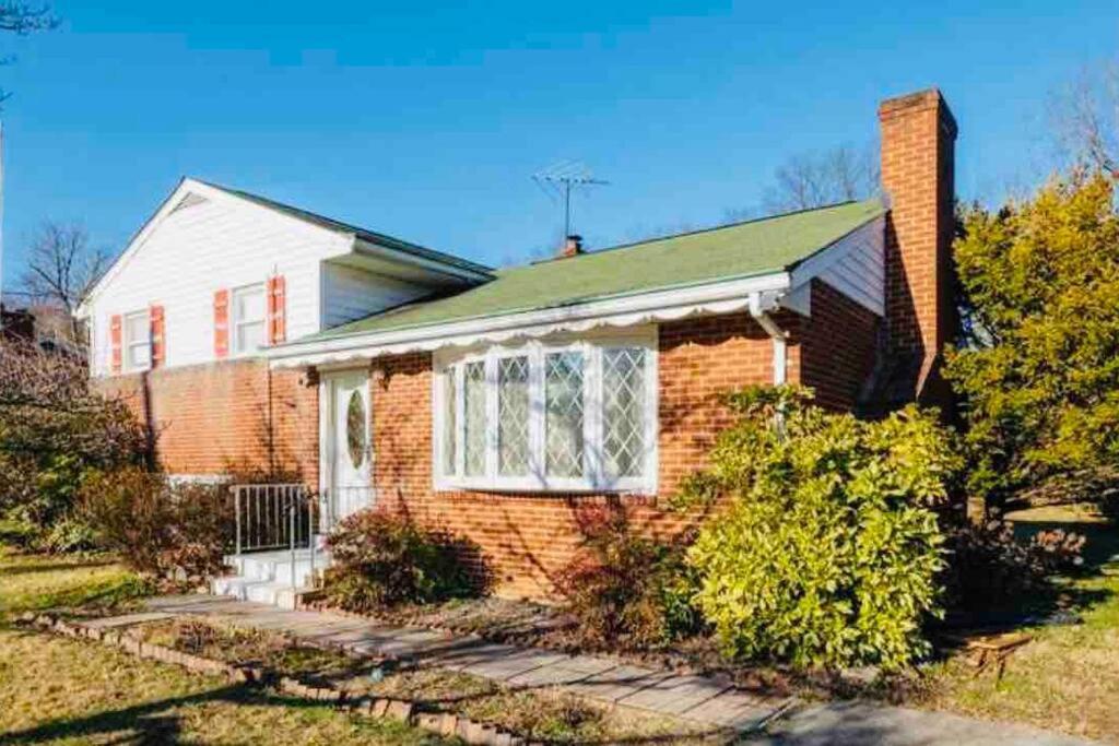 Newly Renovated Charming Home With Parking Fort Washington Exterior foto